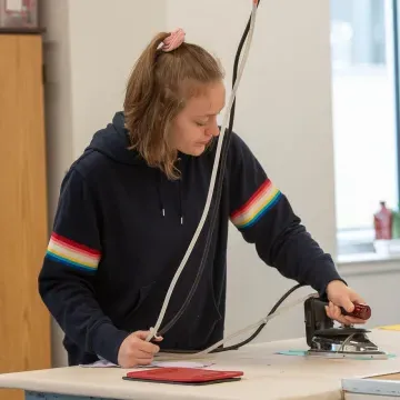 Student working in the 服装商店 at the Pablo Center 